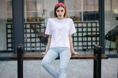 Logonuz için yeri olan beyaz, boş tişört giyen kadın ya da kız şehir tarzı modelleme ya da tasarım