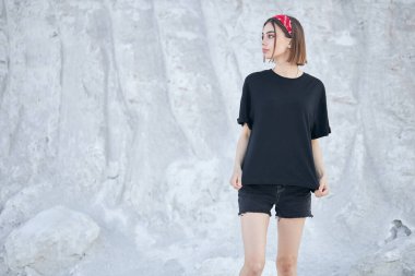 Logonuz için siyah, boş tişört giyen seksi kadın ya da kız. Model yapın ya da dışarıda tasarlayın.