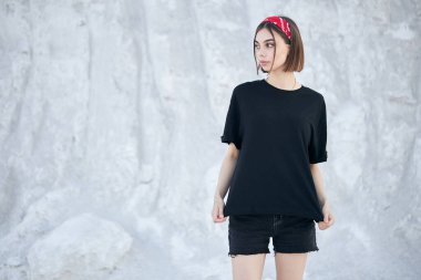 Logonuz için siyah, boş tişört giyen seksi kadın ya da kız. Model yapın ya da dışarıda tasarlayın.