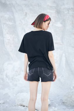 Logonuz için siyah, boş tişört giyen seksi kadın ya da kız. Model yapın ya da dışarıda tasarlayın.