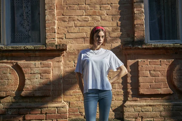 Sexy Menina Retrato Vestindo Jeans Jeans Branco Shirt Sobre Idade — Fotografia de Stock
