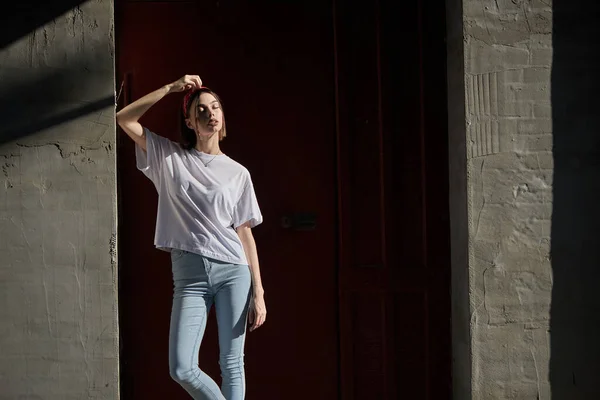 Sexy Menina Retrato Vestindo Jeans Jeans Branco Shirt Sobre Idade — Fotografia de Stock