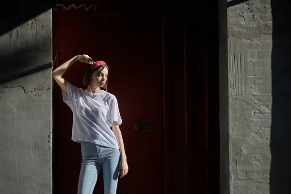 Sexy Mädchenporträt Trägt Jeans Und Weißes Shirt Über Altem Wandhintergrund — Stockfoto
