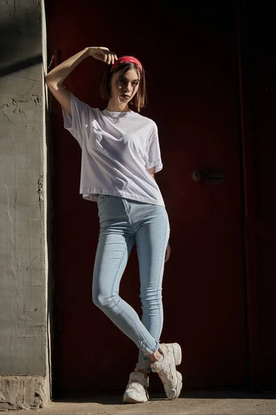 Sexy Menina Retrato Vestindo Jeans Jeans Branco Shirt Sobre Idade — Fotografia de Stock