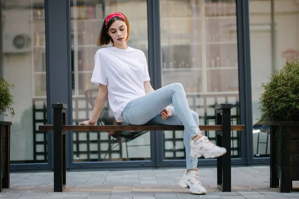 Woman Girl Wearing White Blank Shirt Space Your Logo Mock — Stock Photo, Image