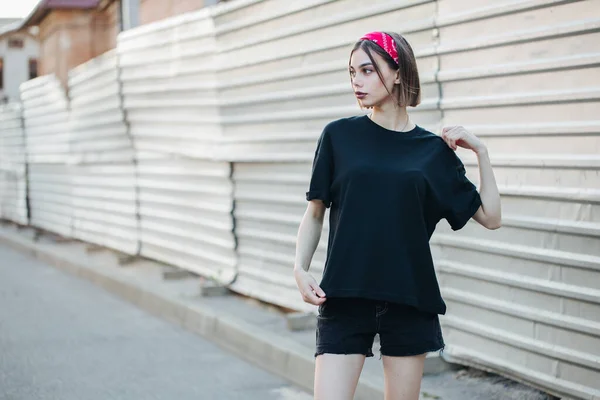 Wanita Seksi Atau Gadis Mengenakan Kaus Kosong Hitam Dengan Ruang — Stok Foto