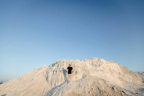 Delgado Hermosa Chica Atardecer Sobre Montaña Blanca Mirando Sol Verano —  Fotos de Stock