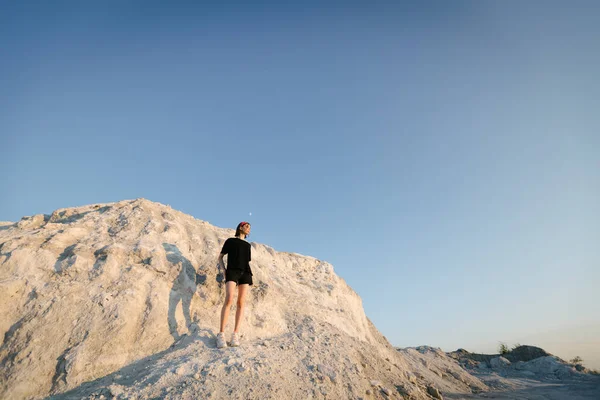 Delgado Hermosa Chica Atardecer Sobre Montaña Blanca Mirando Sol Verano —  Fotos de Stock