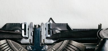 Metnin için boş yeri olan bir daktilo. Web sitesi başlığı ya da afişi