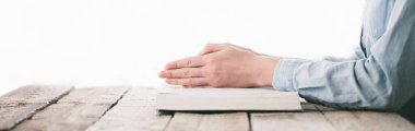 İncil okuyup dua eden bir kadın. Web sitesi başlığı ya da afişi