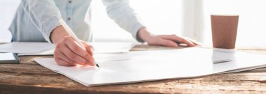 Tasarımcı ev planıyla çalışıyor. Web sitesi başlığı ya da afişi