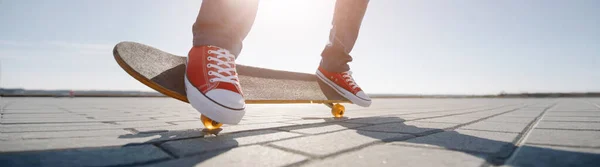 Skater Auf Einem Skateboard Ansicht Einer Person Die Lässig Gekleidet — Stockfoto