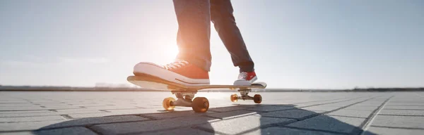 Bruslař Skateboardu Pohled Člověka Který Jezdí Bruslích Neformálním Oblečení Záhlaví — Stock fotografie