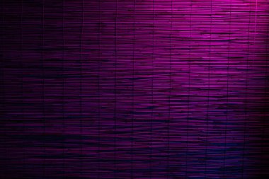 Sazlıkların arka planı neon ışıklarıyla aydınlatıldı