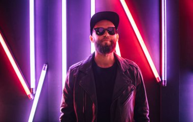 Neon ışıklardaki yakışıklı adam portresi