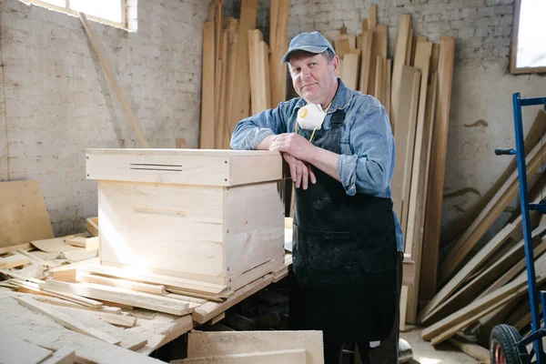 Carpinteiro Homem Posando Oficina Carpintaria — Fotografia de Stock