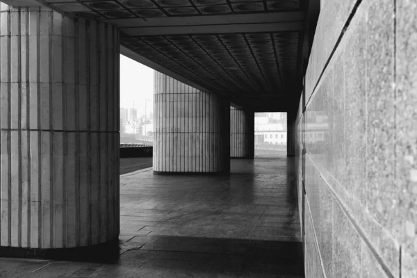 UKRAINE, KYIV - 23 Mayıs 2019: Kyiv 'deki Ulusal Kütüphane' nin modernist binası