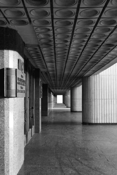 UKRAINE, KYIV - 23 Mayıs 2019: Kyiv 'deki Ulusal Kütüphane' nin modernist binası
