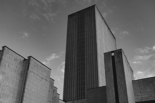 UKRAINE, KYIV - 23 Mayıs 2019: Kyiv 'deki Ulusal Kütüphane' nin modernist binası