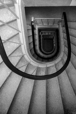 Siyah ve beyaz sarmal merdivenler soyut. Polonya, Varşova 'da yuvarlak adımlar