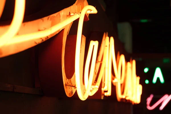 Eski neon ışıklarının yakın plan fotoğrafı. Varşova neon müzesinde Retro reklamcılık 