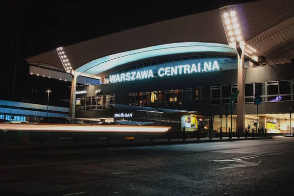 POLAND, WARW - 30 JULE 2018 Varşova 'daki Merkez Tren İstasyonu. İyi akşamlar, Warszawa Centralna 'nın eski modernist binası. Büyük şehirde gece koşuşturması 