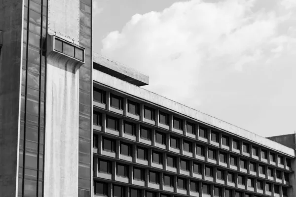Krakow, Polonya 'da terk edilmiş eski bir otel. Son komünizmin inanılmaz modernist binası 