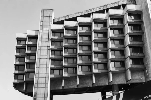Krakow, Polonya 'da terk edilmiş eski bir otel. Son komünizmin inanılmaz modernist binası 