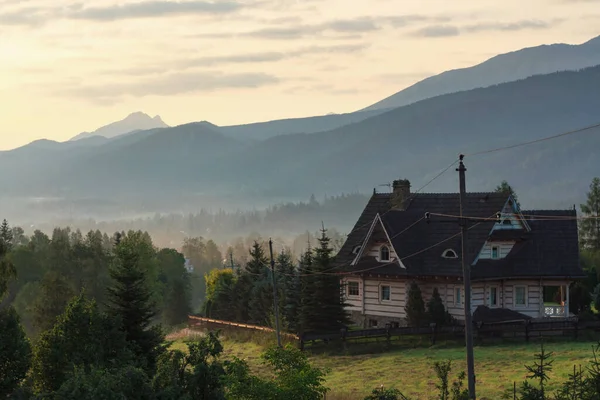 Polonya 'daki Tatras dağlarında yalnız bir kulübe.