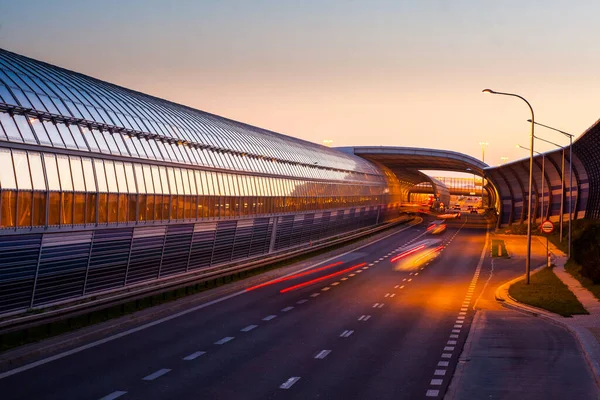 Varşova şehir otobanındaki arabaların ışık çizgileri. Akşam trafiği. Sıcak yaz akşamı ve açık mavi gökyüzü