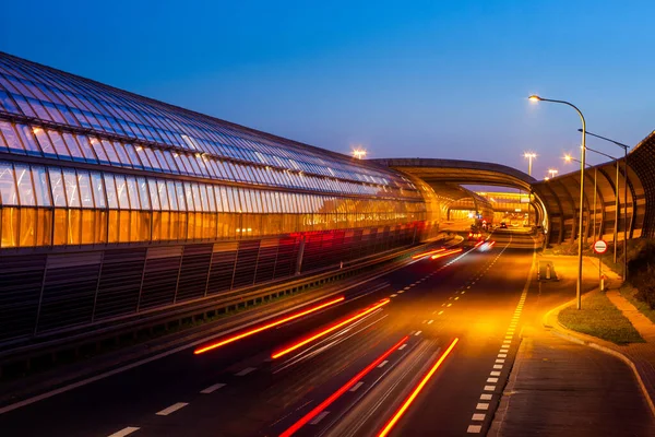 Varşova şehir otobanındaki arabaların ışık çizgileri. Akşam trafiği. Sıcak yaz akşamı ve açık mavi gökyüzü