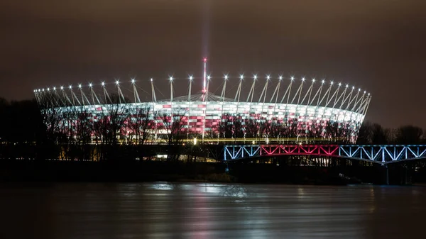 Polonya 'nın Varşova kentindeki Vistula nehri üzerinde Ulusal Stadyum (Stadion Narodowy) ile gece manzarası