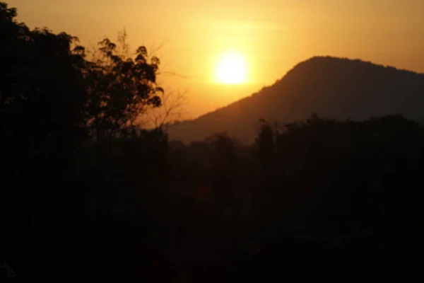 Puesta Sol Amarilla Púrpura Sobre Colina Negra — Foto de Stock