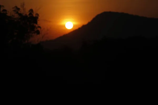 Puesta Sol Amarilla Púrpura Sobre Colina Negra — Foto de Stock