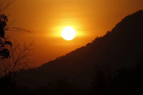 Puesta Sol Amarilla Púrpura Sobre Colina Negra — Foto de Stock