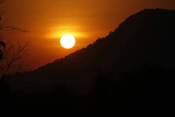 Puesta Sol Amarilla Púrpura Sobre Colina Negra — Foto de Stock