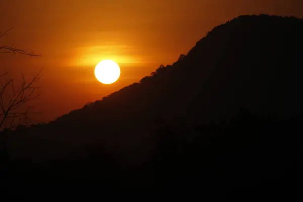 Puesta Sol Amarilla Púrpura Sobre Colina Negra — Foto de Stock