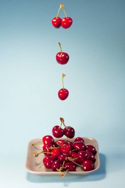 Kirazlar tabağa düşer