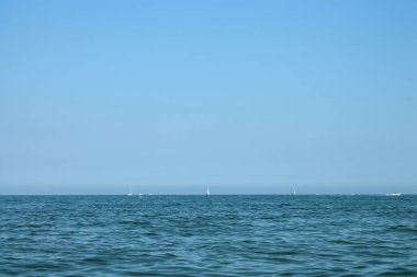 Denizde yelkenli teknesi