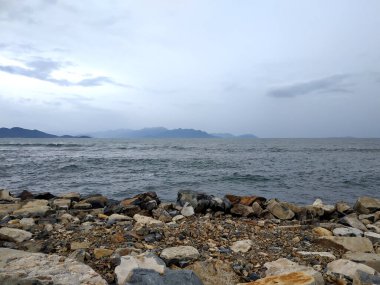 Denizin kayalık kıyıları