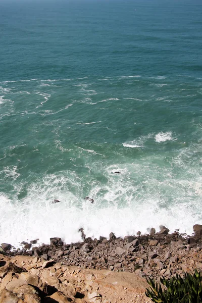 Denizin kayalık kıyıları