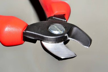 iş aracı metalciler gri arka planda kırmızı saplı