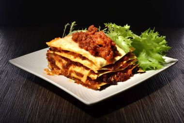 Etli lazanya ve otlu yemekler.