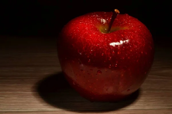 Ljus Röd Våt Äpple Med Vitaminer Användbara För Hälsan Svart — Stockfoto