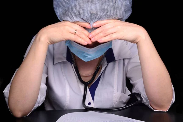 Enmascarado Doct Con Fonendoscopio Médico Mesa Trabajo Cansado Por Noche — Foto de Stock