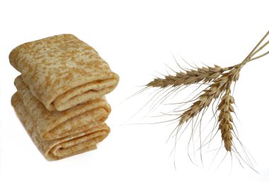 Beyaz bir tabakta bir zarfa sarılı fırında börekler.