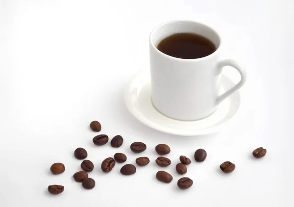 Weiße Tasse Mit Tee Auf Weißem Untersetzer Auf Weißem Hintergrund — Stockfoto