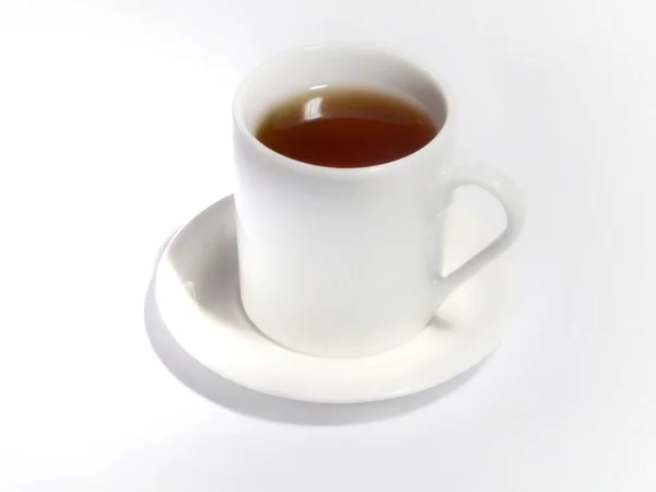 Weiße Tasse Mit Tee Auf Weißem Untersetzer Auf Weißem Hintergrund — Stockfoto