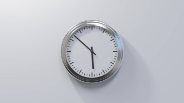 Saat beşi elli iki geçe beyaz bir duvardaki parlak krom saat. Saat 05: 52 ya da 17: 52.