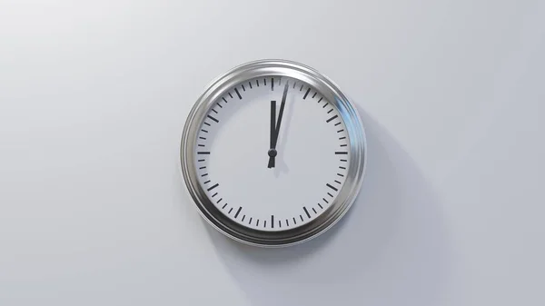 Reloj Cromado Brillante Una Pared Blanca Las Doce Dos Hora — Foto de Stock